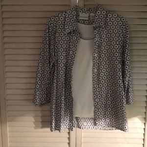 Two-piece blouse with 3/4 sleeves.